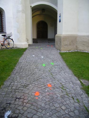 04_20061012_GoessTextilInstallationStossgebete_19_FuesseInKirche.JPG