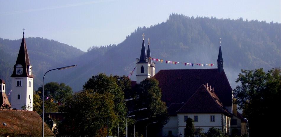 05_20061012_GoessTextilInstallationStossgebete_02_FahnenFerne.JPG