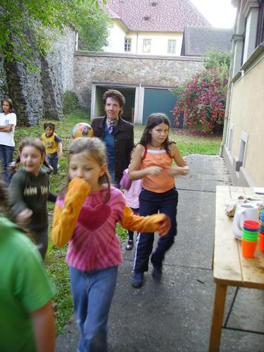 07_20061012_GoessTextilInstallationStossgebete_39_AufGehtsKinder.JPG