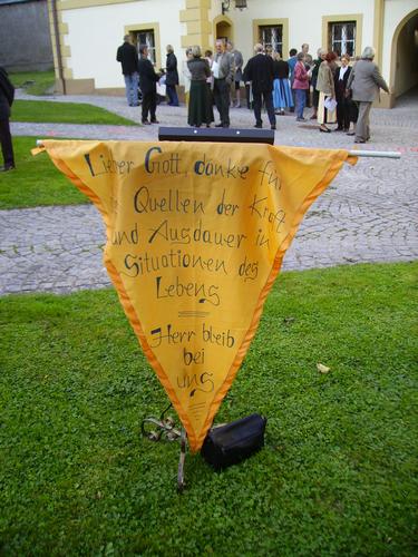 12_20061012_GoessTextilInstallationStossgebete_18_FaehnchenSpruch.JPG