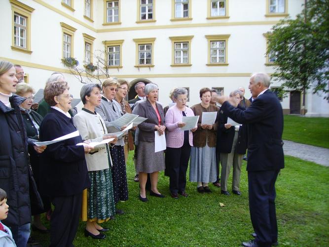 18_20061012_GoessTextilInstallationStossgebete_27_ChorSingt.JPG