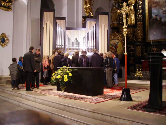 20061017_Klangtraume_14_LeuteHoerenZu.JPG