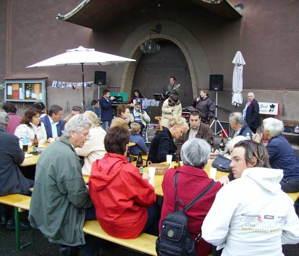 20061020_ArbeitslosGesicht_09_LeuteBand.JPG