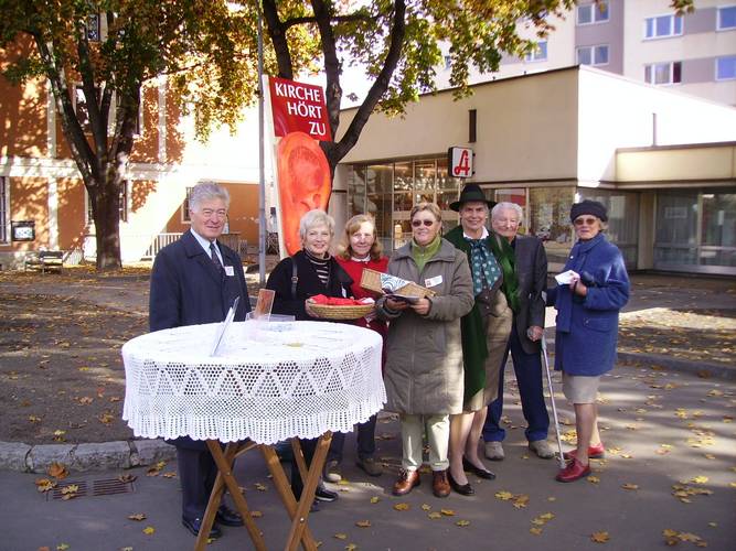 20061021_WillkommenInGoess_02_SammtFrauenBeiApotheke.JPG