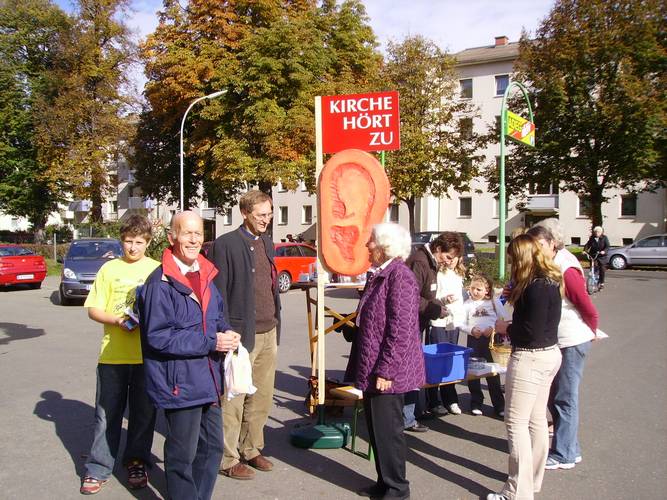20061021_WillkommenInGoess_03_LeuteKeilBeiAdeg.JPG