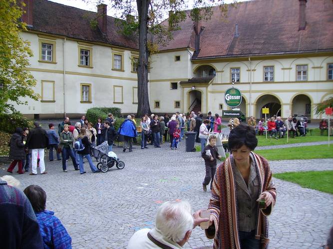 20061021_WillkommenInGoess_06_VieleLeute.JPG