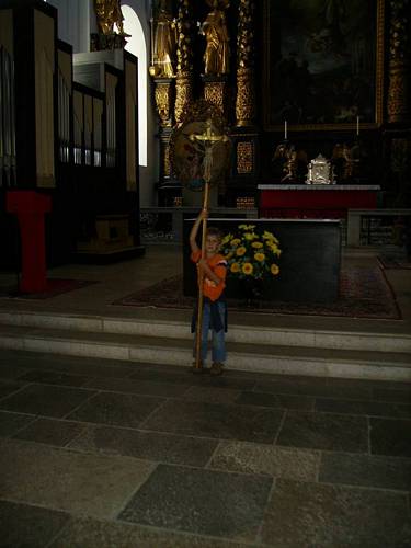 20061022_WallfahrtLeoben_34_KindInKirche.JPG