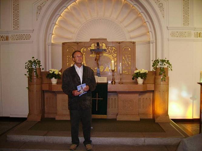 20061022_WallfahrtLeoben_42_KircheErklaert.JPG