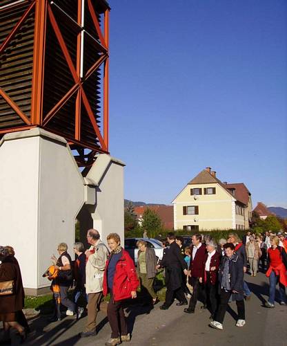 20061022_WallfahrtLeoben_47_LeuteInKirche.JPG