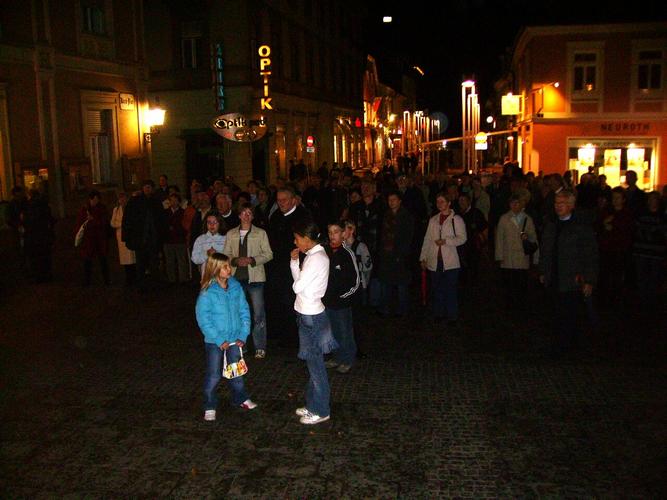 20061029_Abschluss_22_LeuteBeiKirche.JPG