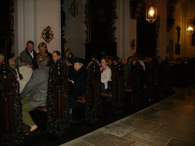 20061029_Abschluss_24_LeuteInKirche.JPG